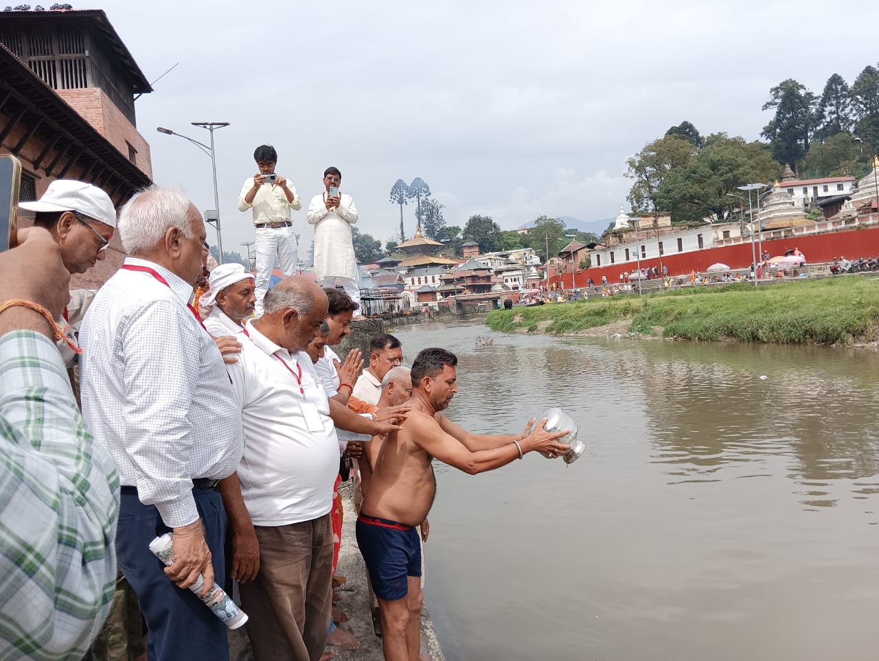 पशुपतिमा बिर्सजन गरियो भारतमा वेवारिसे मृत्युवरण गरेका १९६ को अस्तु 